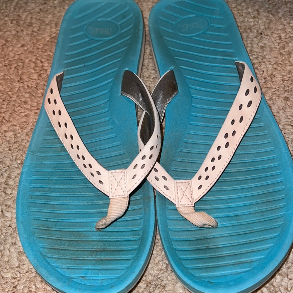 Everlast flip-flops